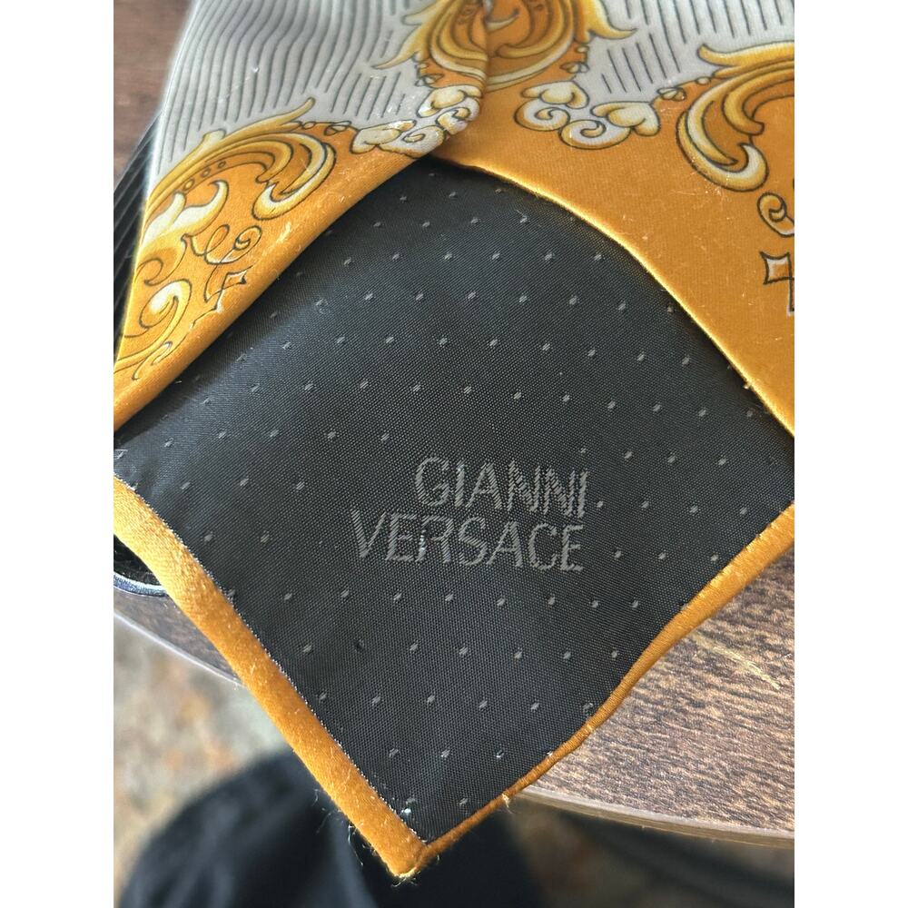 🖤💛 Vintage Gianni Versace Versus Silk Tie – Baroque + Diamond Motif - Picture 7 of 9